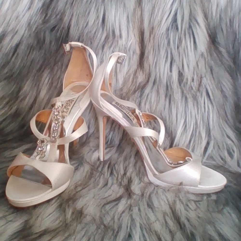NWOT Badgley Mischka Pilar White Satin T Strap size 8, wedding, art deco, bridal